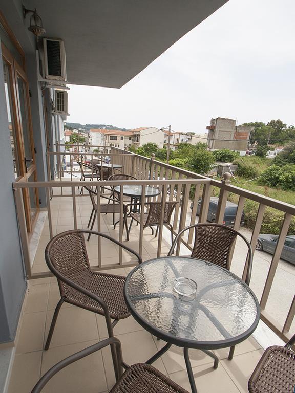 Pineapple Skiathos Bagian luar foto
