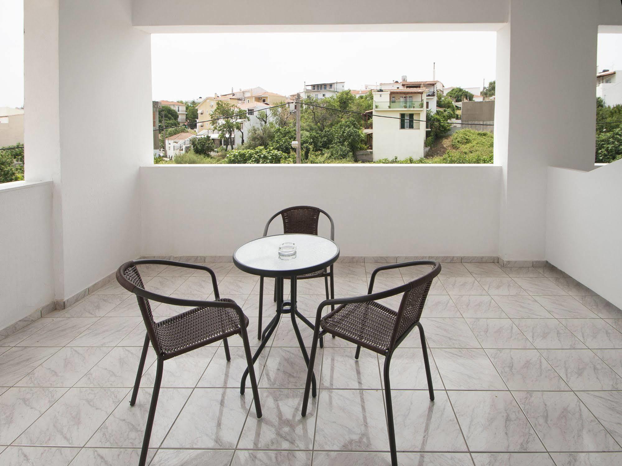 Pineapple Skiathos Bagian luar foto