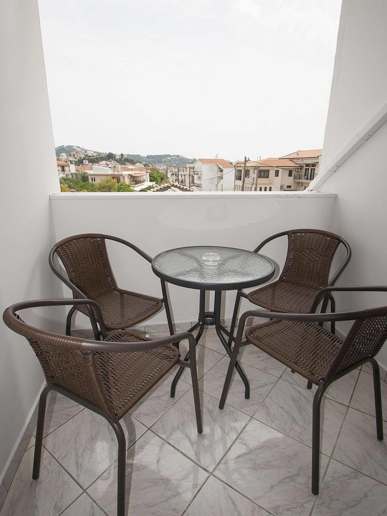 Pineapple Skiathos Bagian luar foto