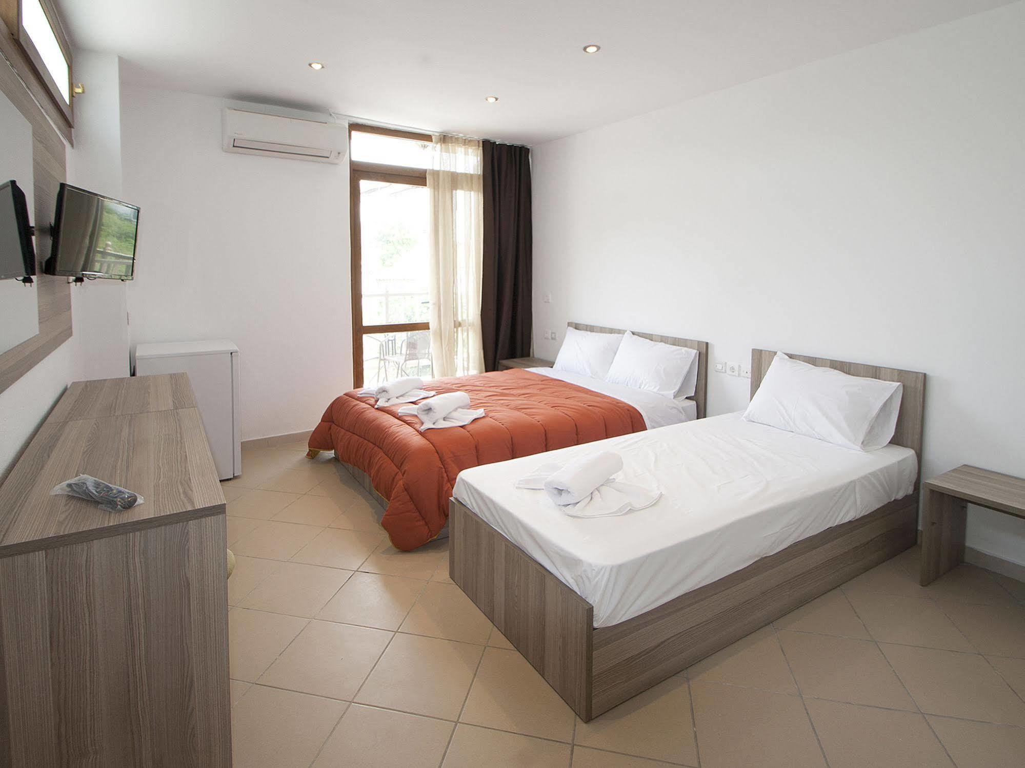 Pineapple Skiathos Bagian luar foto